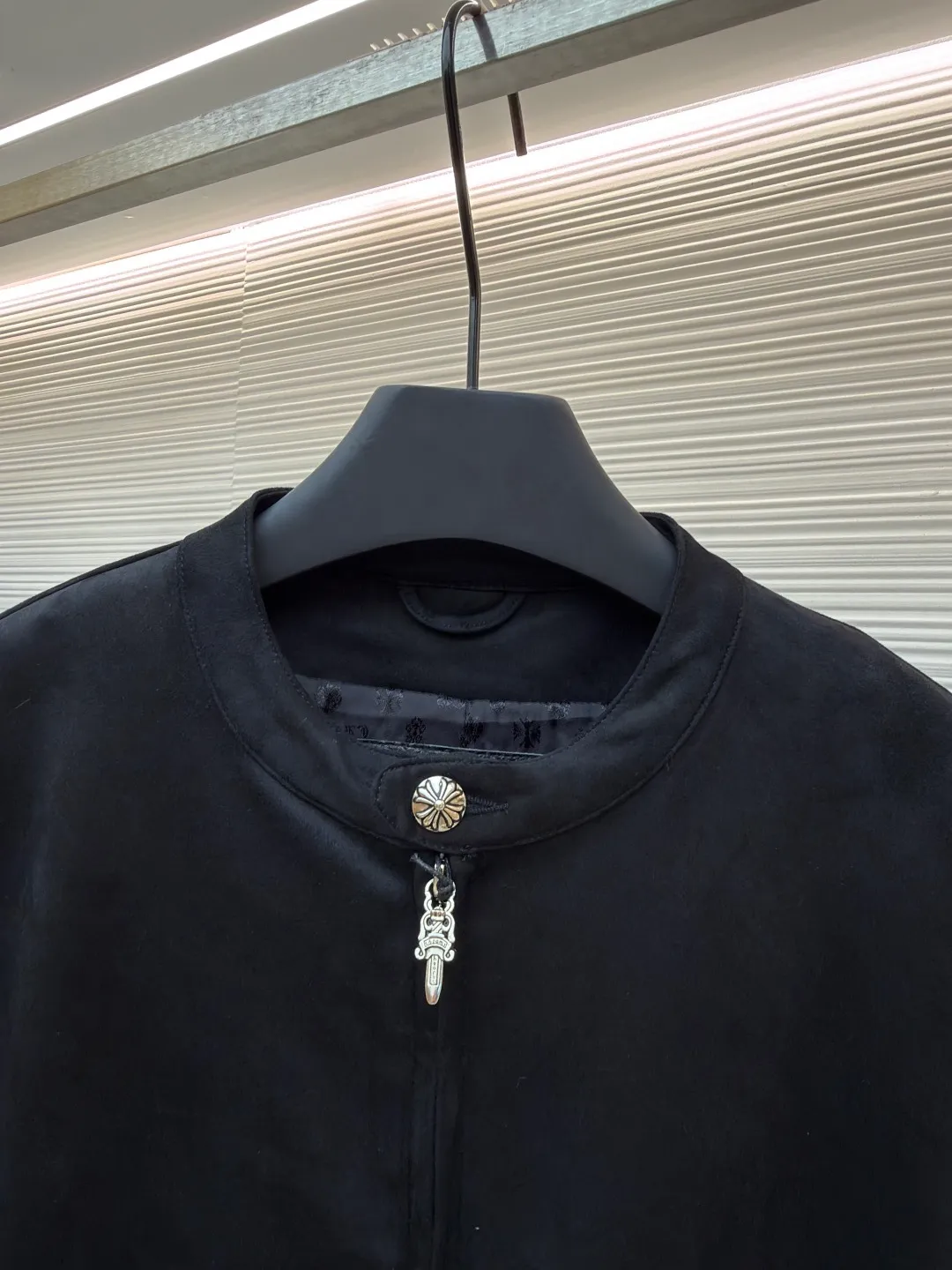 Chrome Hearts silver-plated hardware buckle mixed sheepskin suede jacket ●Item number: 1681772-B40 ●Material: sheepskin fabric ●Technology: suede production ●Color: black ●Version: fitted version ●Weight: about 865 grams ●Size: S-M-L-XL ●Description: Made of matte suede fabric, treated with softening tanning process, it has a delicate and soft touch while retaining the stiffness of the fabric, combining texture and durability. The neckline is decorated with metal buttons, and the zipper is made of customized metal parts, which has a strong luster and smooth opening and closing, improving the sophistication of details; the cuffs are decorated with side seam zippers, which are both decorative and easy to put on and take off. The version is slim and neatly cut, which fits the body shape while leaving room for movement. The lack of unnecessary decoration shows a minimalist and high-end style. The stitching of the whole garment is neat and even, the cutting pieces are connected accurately, and the size is measured manually (an error of 1-3CM is normal). The craftsmanship balances the simple version and the dark texture of the brand. It is a piece that is both practical and high-end. The overall wiring is straight and delicate, the fabric is comfortable and soft, and the color is consistent without color difference. It can be matched with the same style to create a fashionable look and control various occasions. Customized accessories, complete with three standards, same style for men and women!